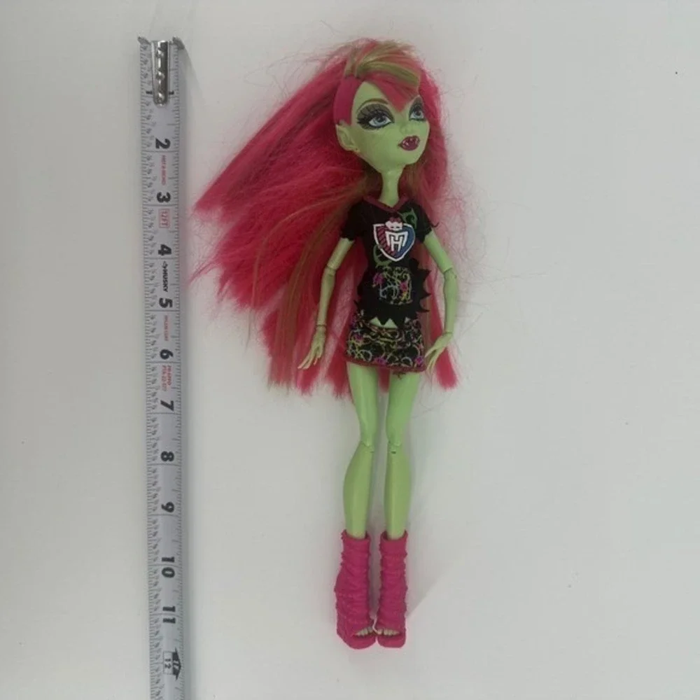 Monster High 2008 Mattel Venus McFlytrap Doll Pink Hair Green Outfit‎ Shoes